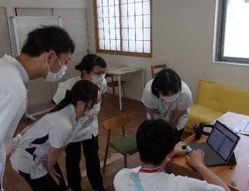 リハまるの画面をスタッフが確認する様子