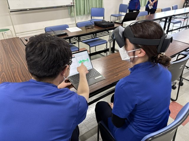リハまるのデータ画面を確認するスタッフ