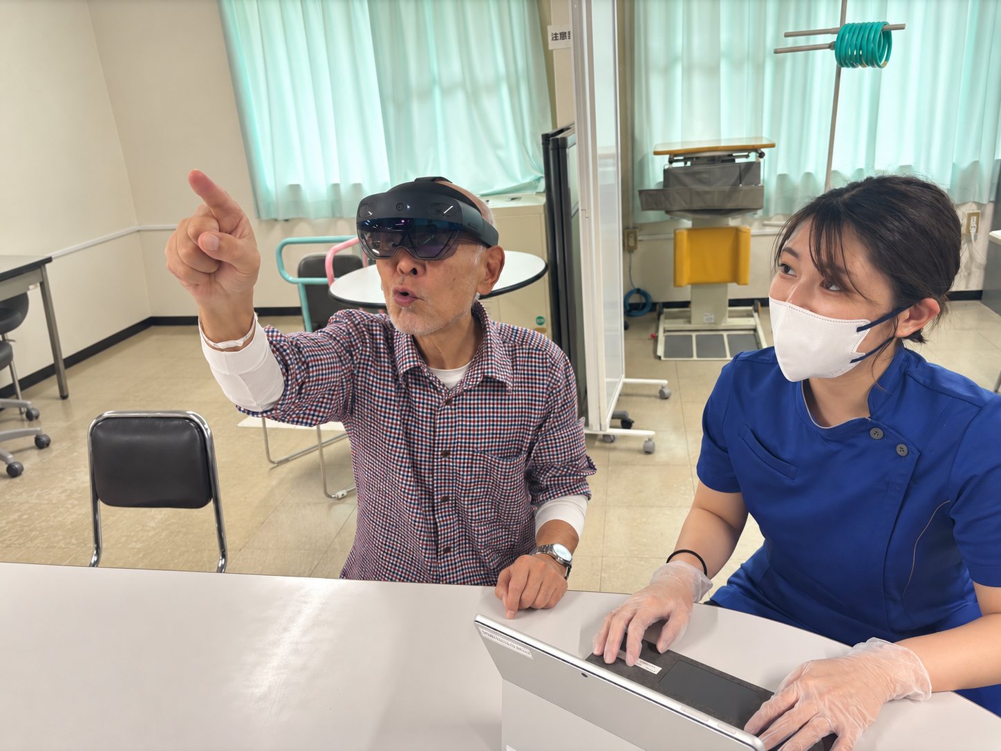 わかくさ竜間リハビリテーション病院でリハまるを使用した訓練に取り組む様子